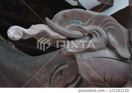 擁有許多文化遺產的信州岡谷聖光寺的建築和雕塑 擁有許多文化遺產的信州岡谷聖光寺的建築和雕塑 123281230