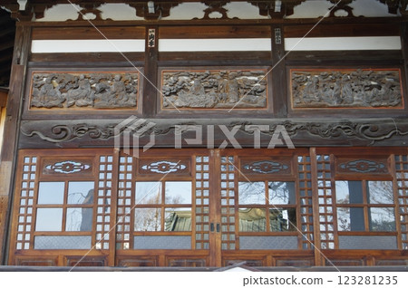 擁有許多文化遺產的信州岡谷聖光寺的建築和雕塑 123281235