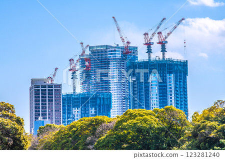 日本東京城市景觀 — 豐見區與正在興建中的高樓公寓景觀 123281240