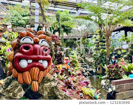 名護鳳梨公園裡盛開的微笑風獅爺 名護鳳梨公園裡盛開的微笑風獅爺 123281698