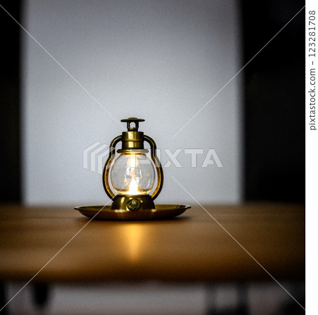 帶小燈的桌子 123281708