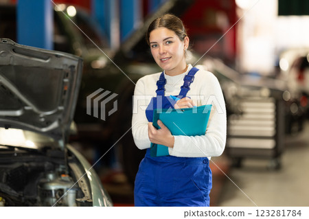 young woman worker invites to the services of a car service 123281784