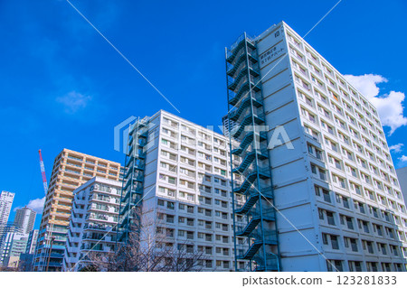 日本東京城市景觀 - 東榮勝哄五丁目公寓和其他建築物的景觀 日本東京城市景觀 - 東榮勝哄五丁目公寓和其他建築物的景觀 123281833