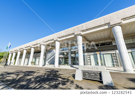 宮崎縣宮崎市晴空萬裡的宮崎縣立圖書館 123282541