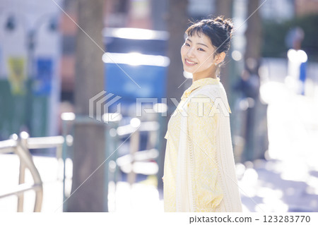 Street Snap Young Woman Portrait Street Snap Young Woman Portrait 123283770