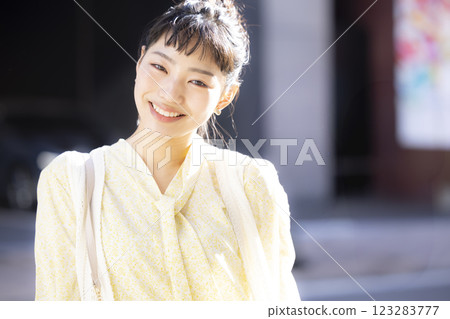 Street Snap Young Woman Portrait Street Snap Young Woman Portrait 123283777