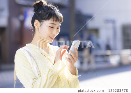 街拍年輕女子肖像 123283778