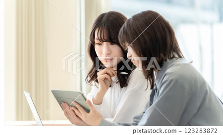 Two women/businesswomen having a meeting 123283872