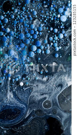 Grunge flow. Bubble ink. Mystic marble grey black water mixing floating blue gel drops. Wave pouring colorful abstract background. 123285155