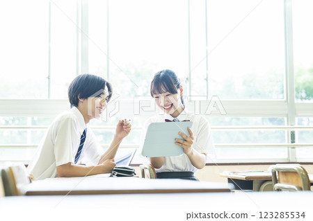 國中生，高中生，兩個男人和女人，平板電腦，互相教學 123285534