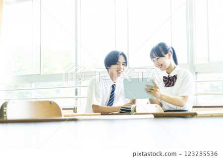國中生,高中生,兩個男人和女人,平板電腦,互相教學 國中生,高中生,兩個男人和女人,平板電腦,互相教學 123285536