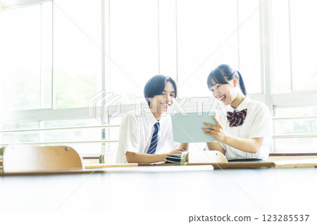 國中生，高中生，兩個男人和女人，平板電腦，互相教學 123285537