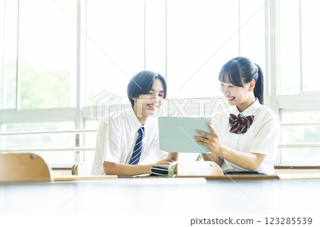 Junior high school student, high school student, two men and women, tablet, teaching each other 123285539