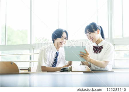 Junior high school student, high school student, two men and women, tablet, teaching each other 123285540