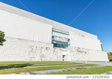 宮崎縣宮崎市的宮崎縣立美術館，天氣晴朗 123285820