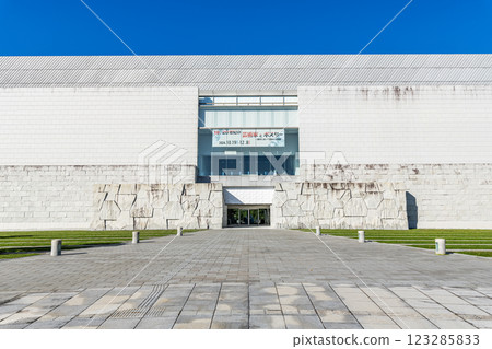 宮崎縣宮崎市的宮崎縣立美術館，天氣晴朗 123285833