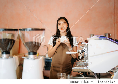 Explore professional Asian baristas brewing coffee, using notepads, digital tablets, and showcasing coffee 123286137