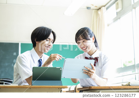 國中生,高中生,兩個男人和女人,平板電腦,互相教學 國中生,高中生,兩個男人和女人,平板電腦,互相教學 123286177