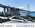 橫跨蔚藍明石海峽的明石街道橋 123286434