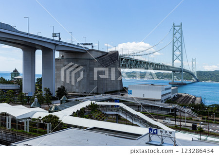 橫跨蔚藍明石海峽的明石街道橋 橫跨蔚藍明石海峽的明石街道橋 123286434