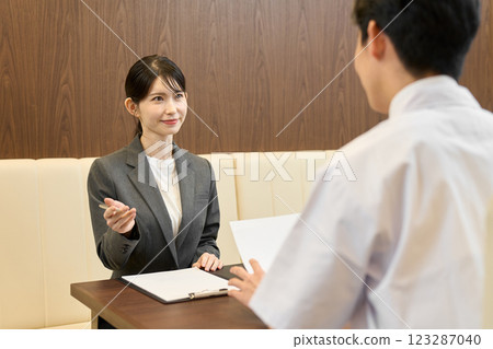 Business woman working at a restaurant 123287040