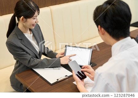 銷售數位工具的女商人 銷售數位工具的女商人 123287046