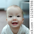 一個快樂微笑的 10 個月大嬰兒 123287898