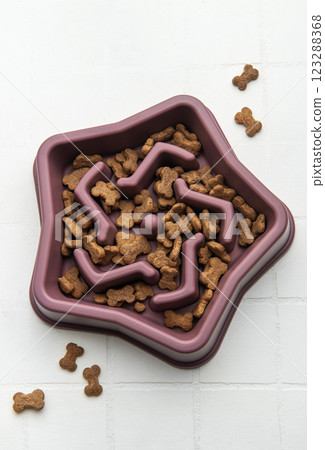 Slow feeder dog bowl reducing choking risk and improving digestion 123288368