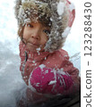 在外面雪地玩耍時抬頭的女孩 123288430