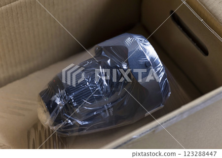 用紙板包裝以備維修的相機鏡頭 123288447