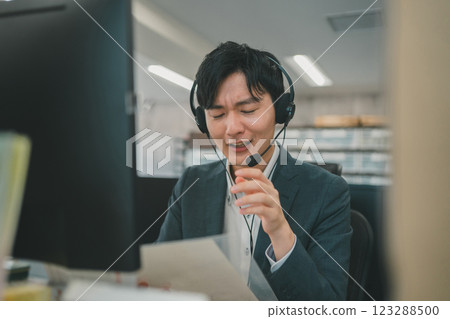 E-commerce call center E-commerce call center 123288500
