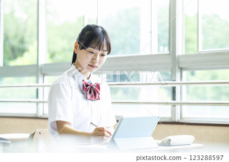 在平板電腦上學習的學校女孩 在平板電腦上學習的學校女孩 123288597