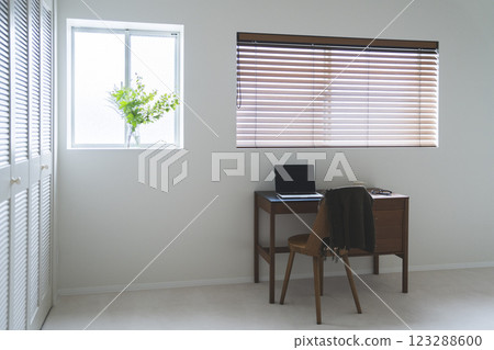 附有書桌和筆記型電腦的房間 123288600