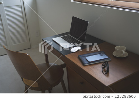 辦公桌與筆記本 辦公桌與筆記本 123288606