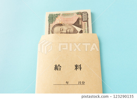 薪水信封裡的 10,000 日元鈔票 123290135