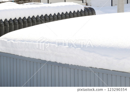 車庫，車棚，雪，降雪，降雪，冬天，北海道，雪景，車庫，室外，停車場 123290354