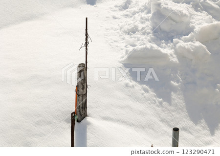 雪，冬季，雪國，雪景，冬日景色，降雪，除雪，雪堆，日本北部，日本，雪 123290471