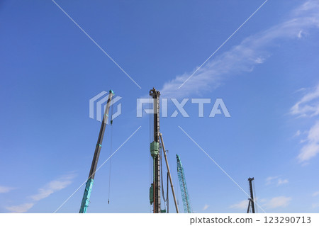 建築機械、打樁機和起重機 123290713