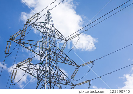 輸電塔和線路在湛藍的天空下閃閃發光 123290740