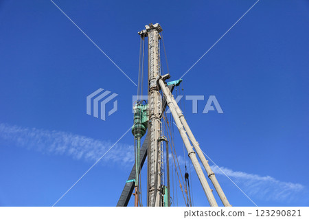 建築機械、打樁機和起重機 123290821