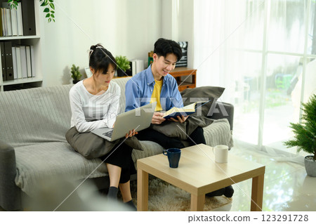 Happy young couple spending time together in a cozy living room 123291728