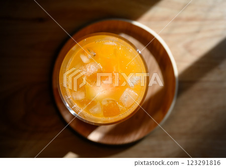 Freshly squeezed homemade mandarin juice 123291816