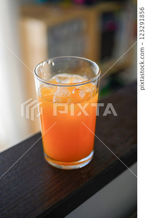 鮮榨自製橘子汁 鮮榨自製橘子汁 123291856