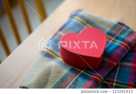 Red heart box 123291913