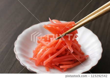 盤子裡的醃薑 123292542