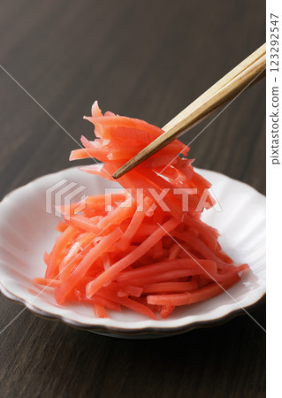 盤子裡的醃薑 盤子裡的醃薑 123292547