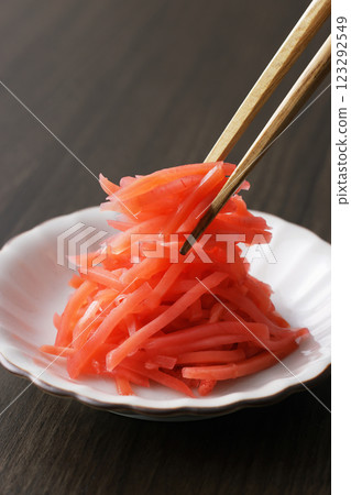 盤子裡的醃薑 123292549