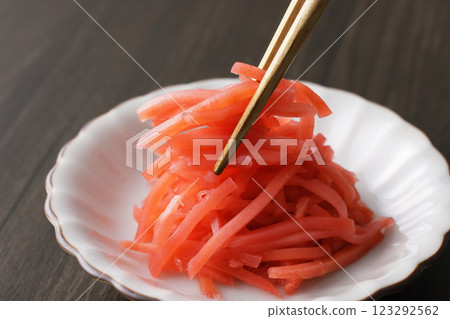 盤子裡的醃薑 123292562