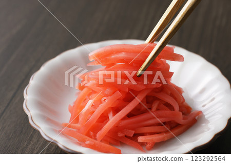 盤子裡的醃薑 123292564