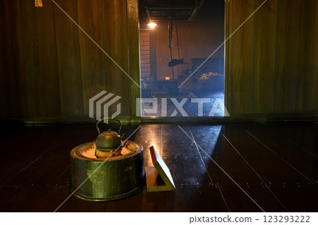 During Golden Week, at the Hirata Family Residence in Kobuchizawa, Hokuto City, Yamanashi Prefecture, the smoke from the earthen floor hearth drifts pale blue from the idoko to the shimozashiki. 123293222